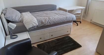 Lovely 4-bedroom house with WiFi in charming Chatham