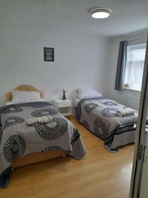 3 habitaciones, tabla de planchar con plancha, wifi y ropa de cama