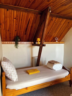 2 bedrooms, travel cot, bed sheets