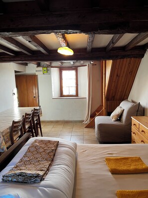 2 bedrooms, travel cot, bed sheets - Le Refuge de la liberté, country house with view of the Baie des Veys (Carentan-les-Marais)
