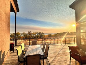Outdoor dining - Spacious 5-Bedroom House on Lake McConaughey – Lake front, WiFi, AC (Brule)
