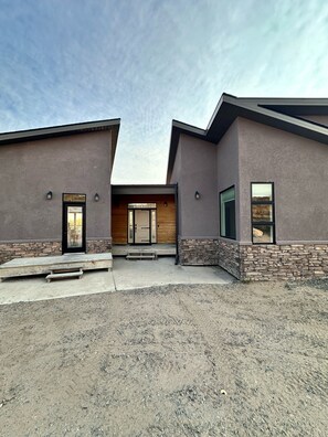 Exterior - Spacious 5-Bedroom House on Lake McConaughey – Lake front, WiFi, AC (Brule)