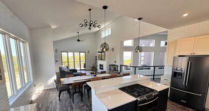 Spacious 5-Bedroom House on Lake McConaughey – Lake front, WiFi, AC