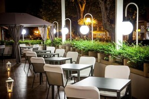 Outdoor dining - Hotel Rosabianca (Rimini)