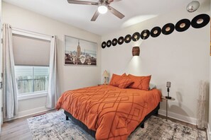 2 bedrooms, iron/ironing board, free WiFi, bed sheets - A Derby City Fav for Couples or Biz -w/Parking! (Louisville)