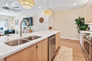 Fridge, microwave, oven, stovetop - A Derby City Fav for Couples or Biz -w/Parking! (Louisville)