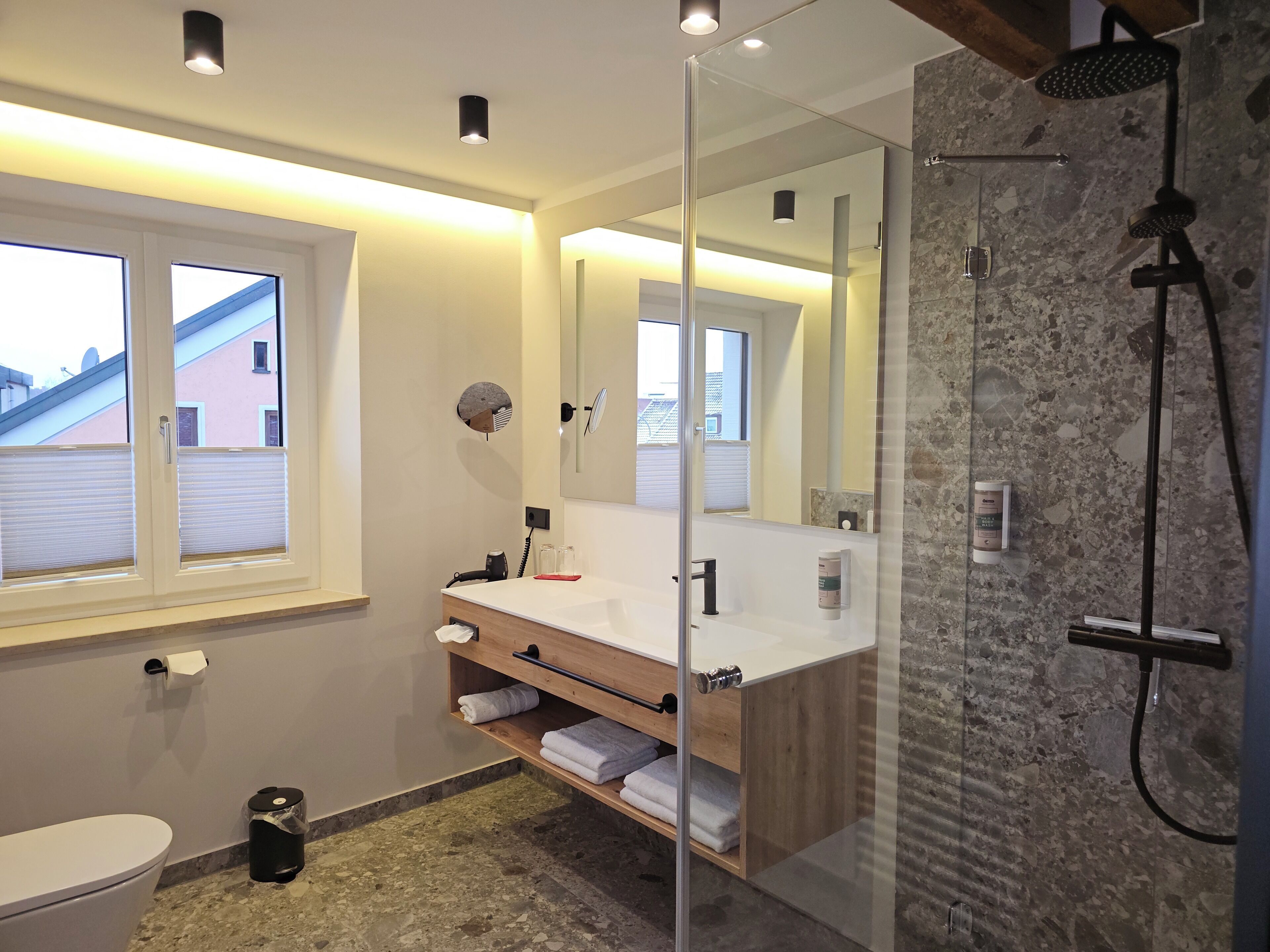 Deluxe-Doppelzimmer | Badezimmer | Dusche, Haartrockner, Handtücher, Seife