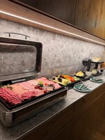 Buffet variado com carnes, queijos e frutas.