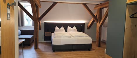 Chambre triple Deluxe | Coffre-fort, bureau, espace de travail pour ordinateurs portables