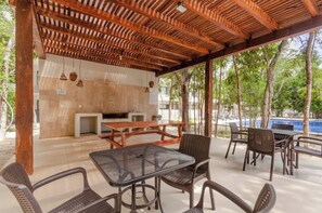 Outdoor dining - RayoDeSol Condo Gated, 10min to Beach,Gym,6Pools (Solidaridad)