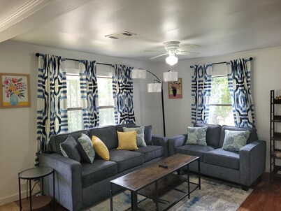 Attractive 2-bedroom, 1 & 1/2 bathroom house in Grove Hill w/WiFi and AC