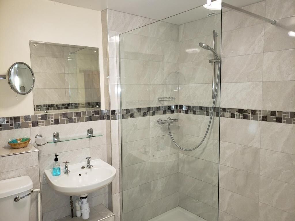 Combined shower/bathtub