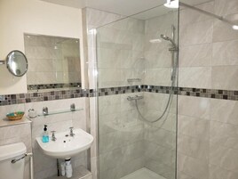 Combined shower/tub