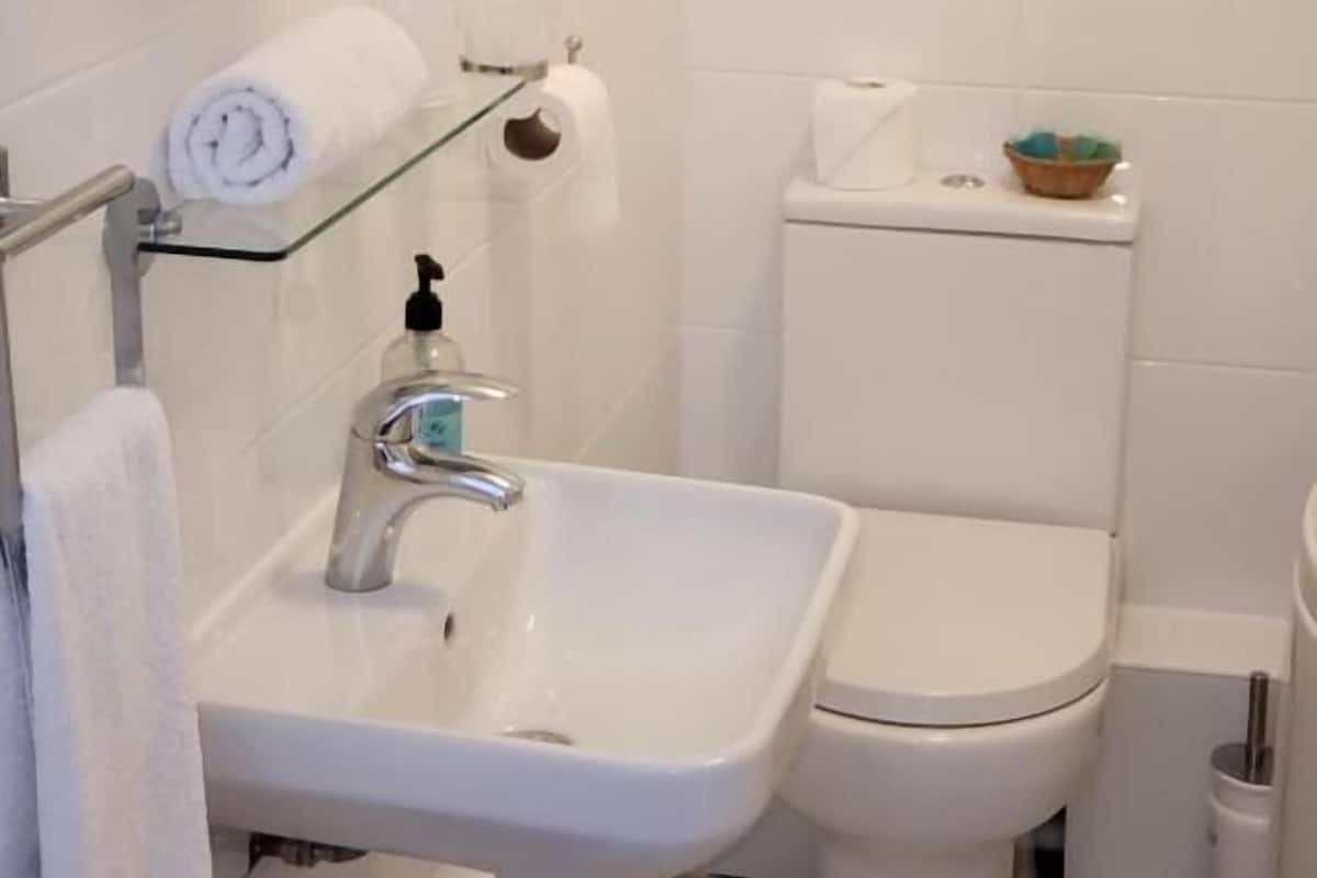 Deluxe Single Room | Bathroom | Combined shower/bathtub