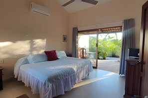 مكواة/لوح كي وخدمة الإنترنت وملاءات أسرّة