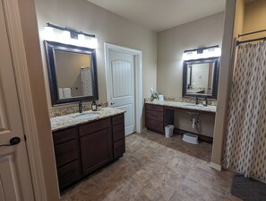 Shower, hair dryer, towels, soap - Modern 3 bedroom rambler, 10-minute walk to Speelyi Beach on Cle Elum Lake! (Ronald)