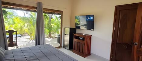 مكواة/لوح كي وخدمة الإنترنت وملاءات أسرّة