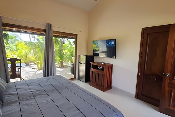 مكواة/لوح كي وخدمة الإنترنت وملاءات أسرّة