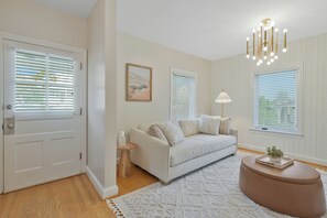 Living area - Charming 3 bedroom home in up-beat Del Ray! (Alexandria)