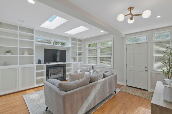 Living area - Charming 3 bedroom home in up-beat Del Ray! (Alexandria)