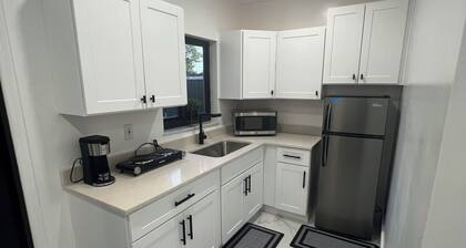 Chic 1-bedroom apartment with WiFi, AC in vibrant Miami
