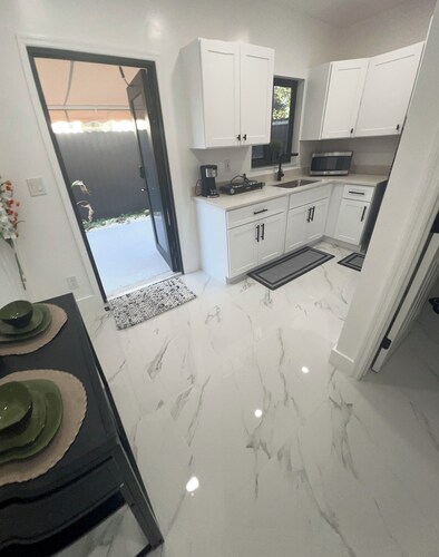 Chic 1-bedroom apartment with WiFi, AC in vibrant Miami