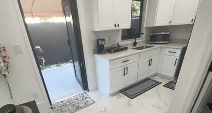 Chic 1-bedroom apartment with WiFi, AC in vibrant Miami