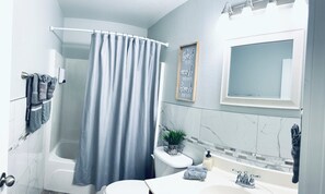 Haartrockner, Handtücher, Seife, Shampoo