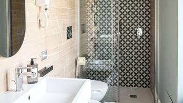 Deluxe-Zimmer, Talblick | Badezimmer | Badewanne und Dusche (separat), Haartrockner, Bademäntel, Hausschuhe