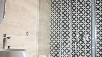Camera Luxury, vista valle | Bagno | Vasca e doccia separate, asciugacapelli, accappatoio, pantofole