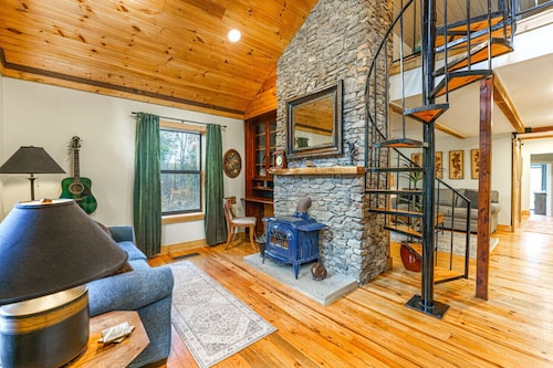 Cozy Cabin in the Woods w/ Playroom, Deck & Lounge