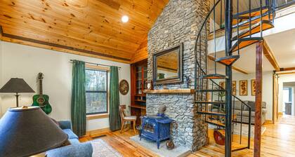 Cozy Cabin in the Woods w/ Playroom, Deck & Lounge