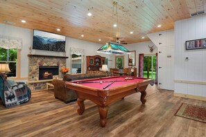 Games room - Wanderlust Lodge-Waterfront-Dog Friendly-Hot tub (Ellijay)