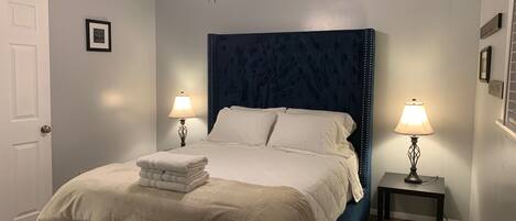 1 dormitorio, escritorio, tabla de planchar con plancha y wifi