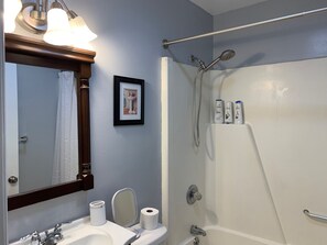 Shower, hair dryer, towels, soap - Saba Cedarwood Experience (Plattsburgh)