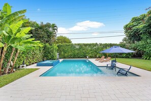 Outdoor pool, a heated pool - Charming 3-bedroom house in West Palm Beach with Pool and Hottub (West Palm Beach)
