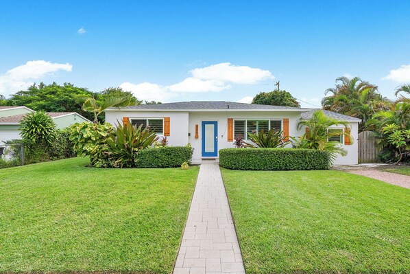 Exterior - Charming 3-bedroom house in West Palm Beach with Pool and Hottub (West Palm Beach)