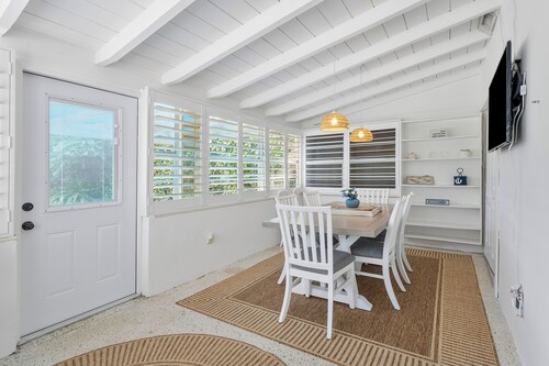 Charming 3-bedroom house in West Palm Beach with Pool and Hottub