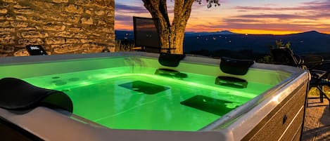 Outdoor spa tub