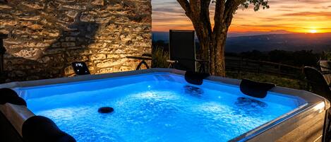 Outdoor spa tub