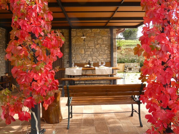 Outdoor dining - I run away to Umbria, Le Salce (civitella del lago)