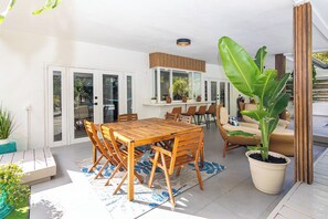 Outdoor dining - Sunset Retreat - Spacious 5-bedroom house with POOL in awesome Miami (Miami)