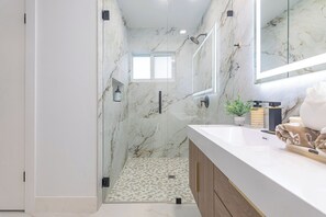 Haartrockner, Handtücher, Seife, Toilettenpapier