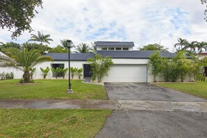 Exterior - Sunset Retreat - Spacious 5-bedroom house with POOL in awesome Miami (Miami)