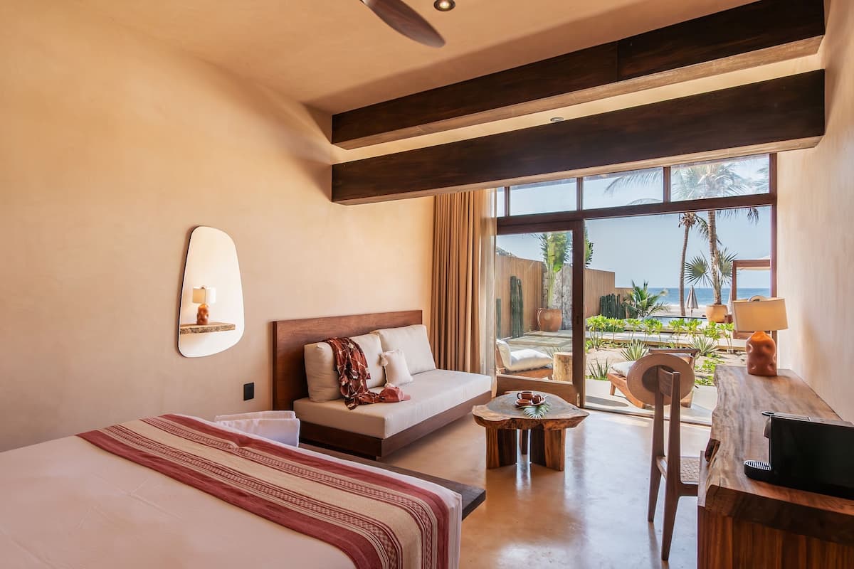 Studio suite, uitzicht op oceaan | 1 slaapkamer, een kluis op de kamer, een bureau, gratis wifi