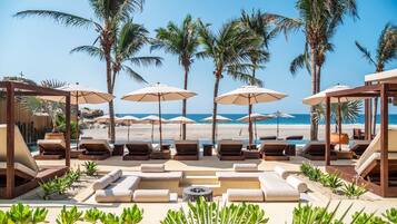 Plage, cabines gratuites, chaises longues, parasols