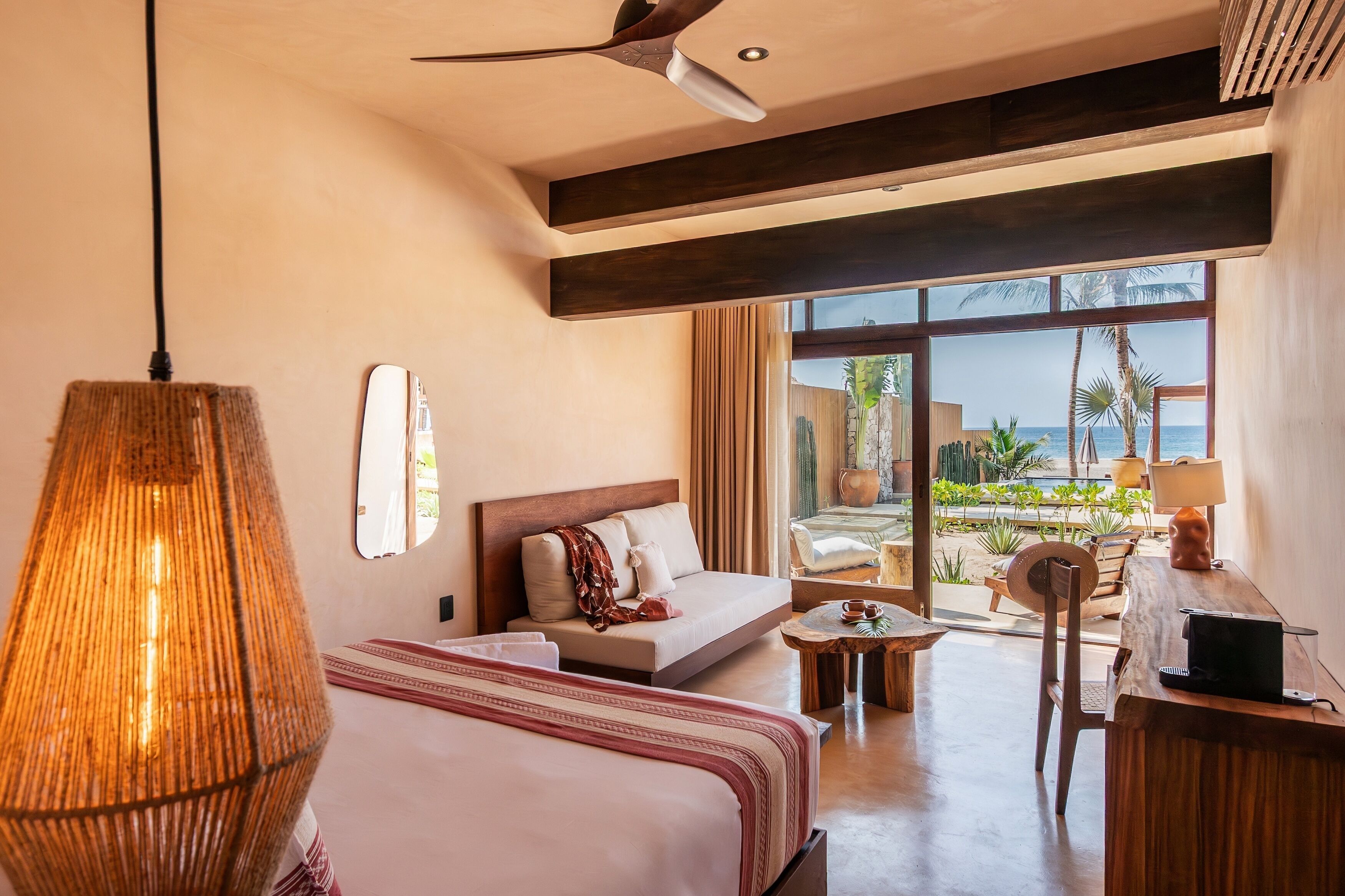 Suite estudio, vistas al mar | Caja fuerte, escritorio, wifi gratis y ropa de cama