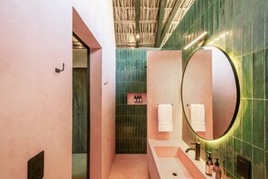 Studio Suite, Balcony, Ocean View | Bathroom | Shower, rainfall showerhead, hair dryer, towels - Casa Yati (Santa María Tonameca)