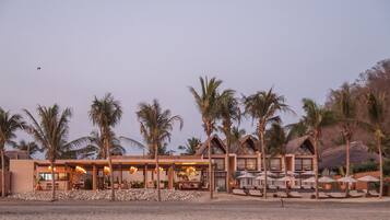 Ubicación a pie de playa, cabañas de uso gratuito, tumbonas y sombrillas