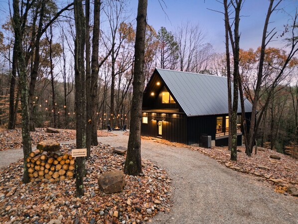 A cabin with a metal roof, surrounded by trees and a gravel path. - Stonehaven | Hocking Hills, Modern, Views, Hot Tub (Rockbridge)
